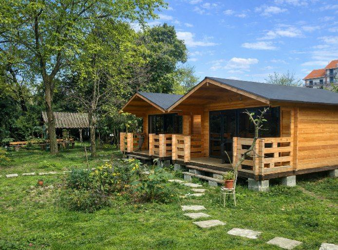 В ГОСТЯХ У БЕЛОЧКИ ДОМИКИ И НОМЕРА