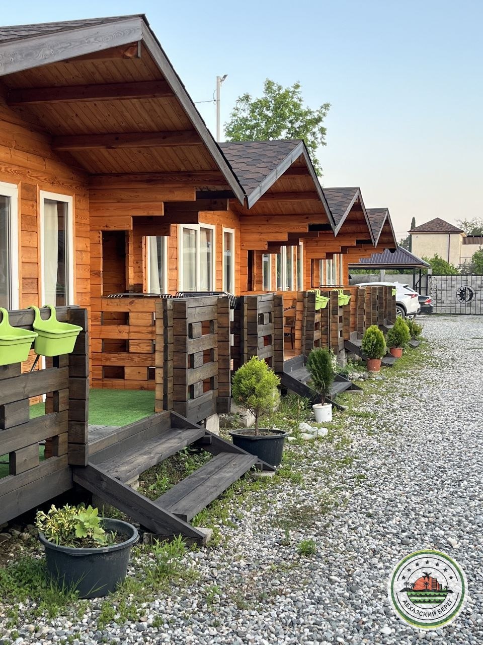 "СОЛУНА" ДОМИКИ И НОМЕРА С ЗАВТРАКАМИ фото 1